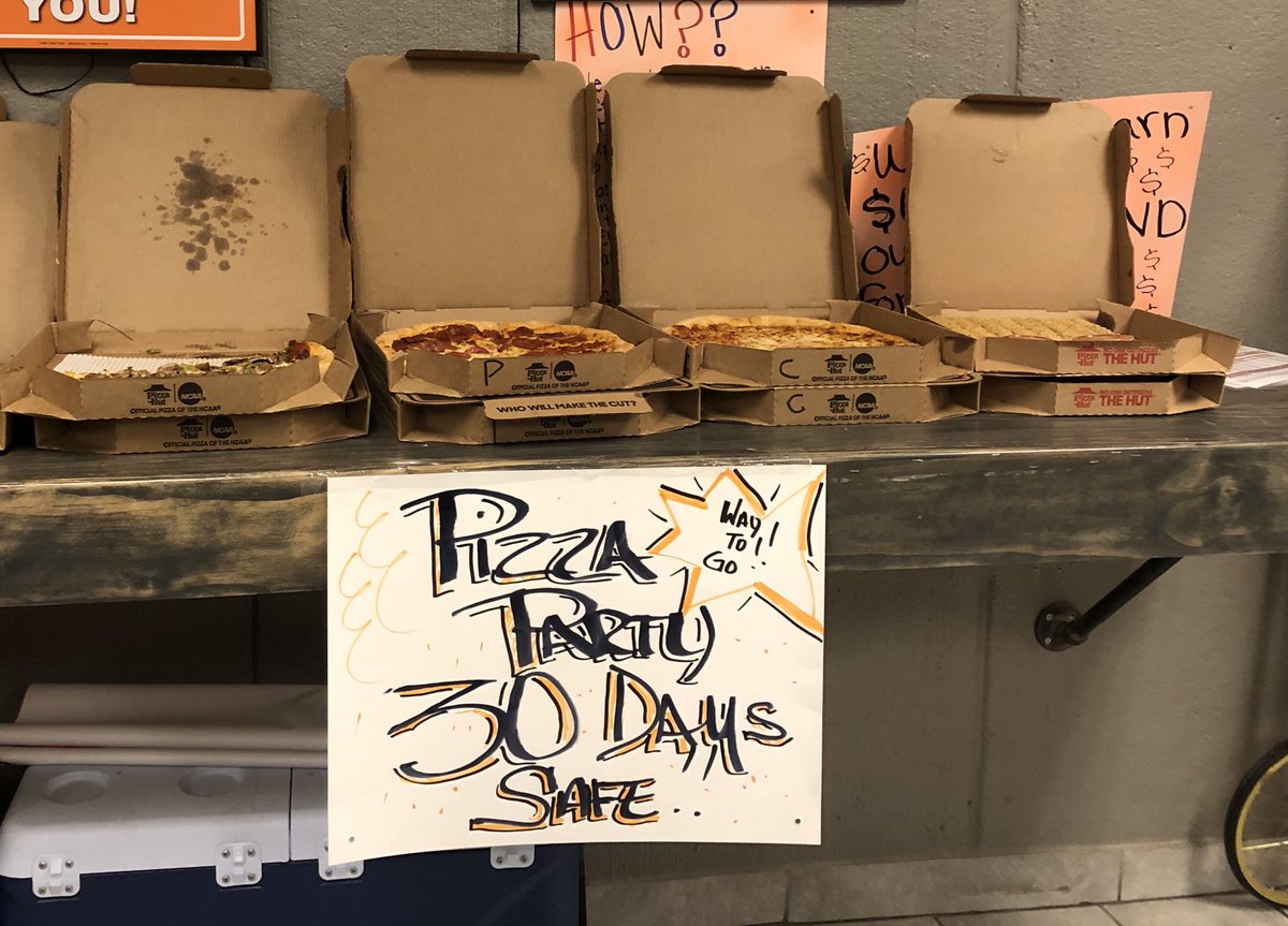 MCasemier's tweet photo. Congratulations to our awesome associates! 30 days safe deserves some pizza!!! @lindsey52280 @MattWorkmanTHD @jodymillerHD https://t.co/7DTFzQO80e