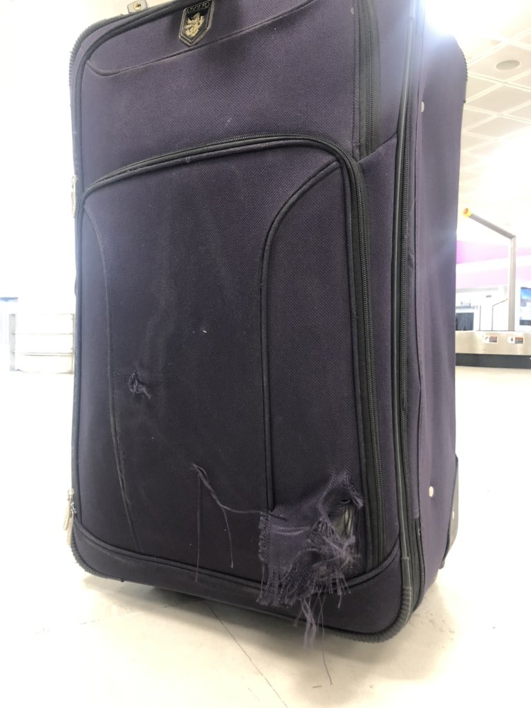 ClauMoralesZ's tweet photo. @interjet Es una pena el trato que le dan al usuario con el equipaje, en el mismo vuelo a tres pasajeros nos rompieron la maleta... los del aeropuerto no se hacen responsables y en la oficina de interjet no hay quien nos atienda... #interjet 😡 https://t.co/BNYMFFB4WV