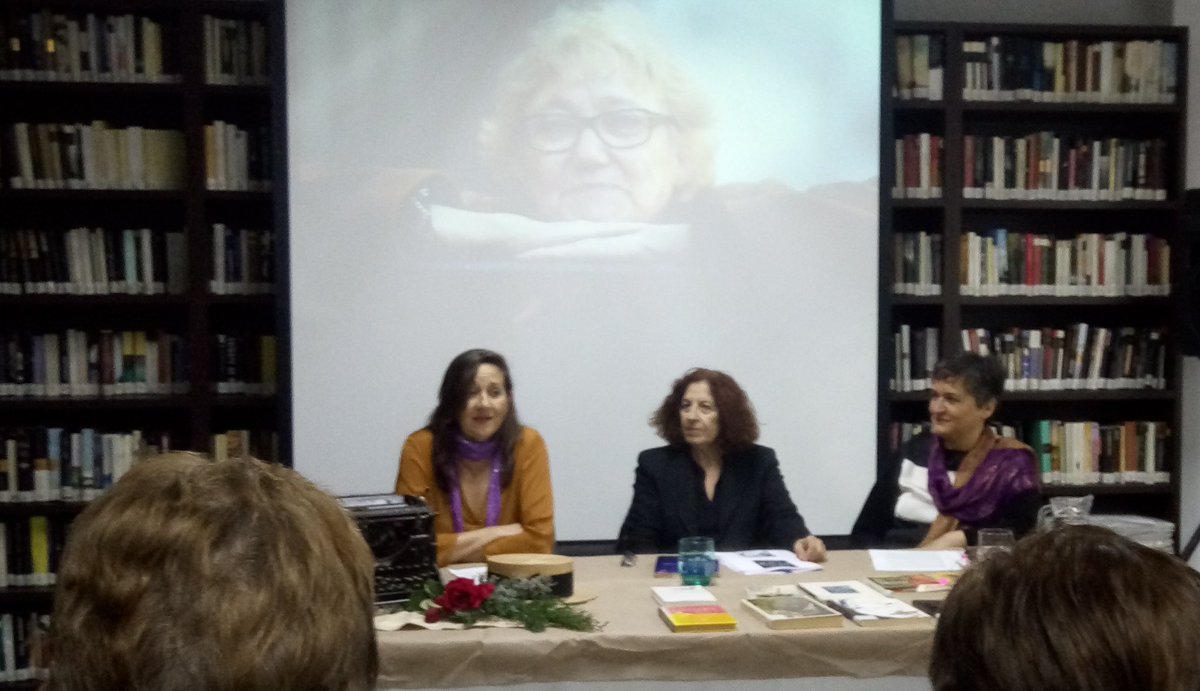 .<a href="/ManelaFaus/">Manela</a>, Teresa Pasqual i <a href="/RosaMascarellD/">Rosa Mascarell Dauder</a> conversen sobre Isabel-Clara Simó a #Ador