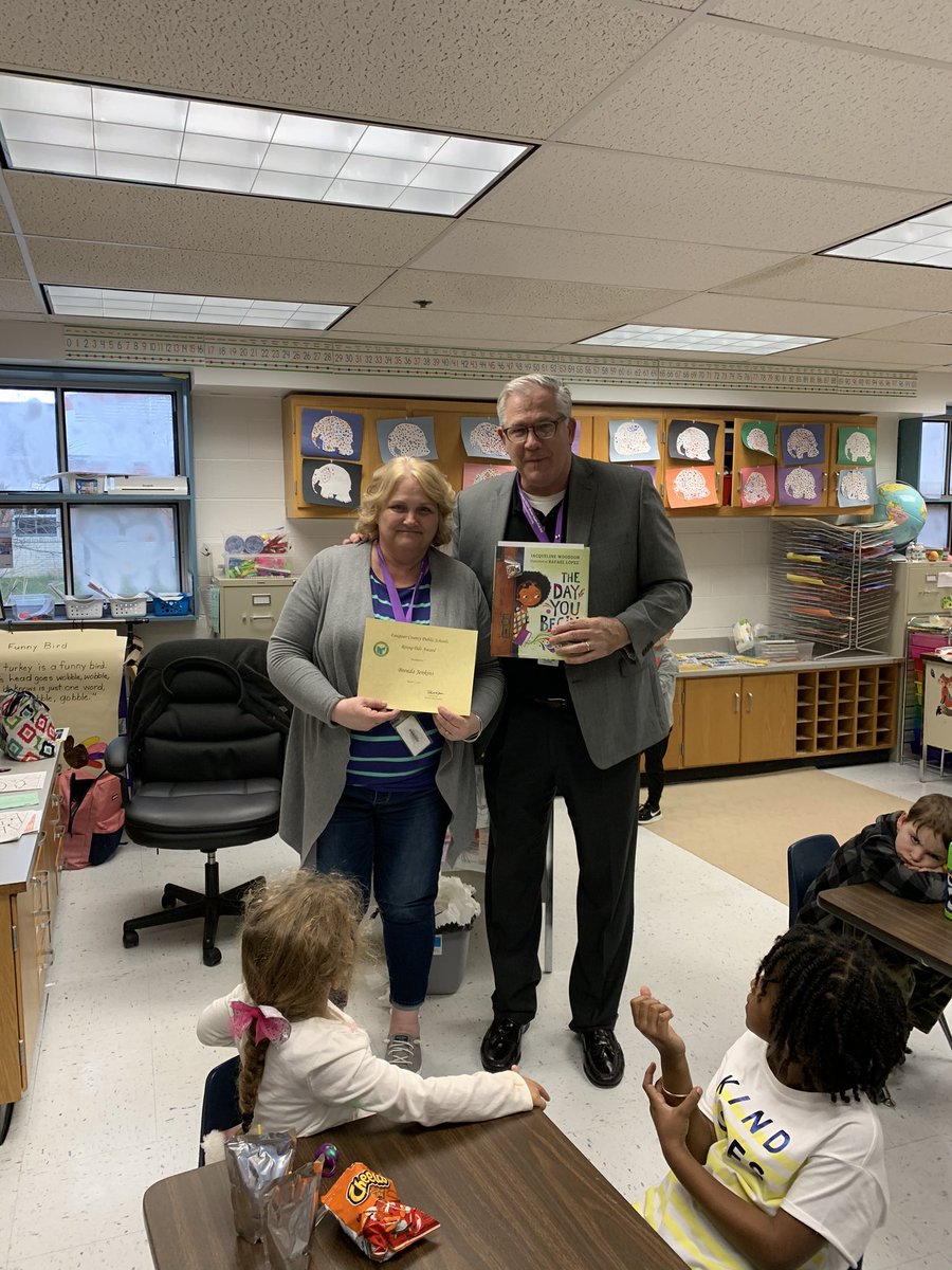 GraceMillerES1's tweet photo. Congratulations to Mrs. Jenkins ! She received the Rising Tide Award! https://t.co/l7pYgoxvE6