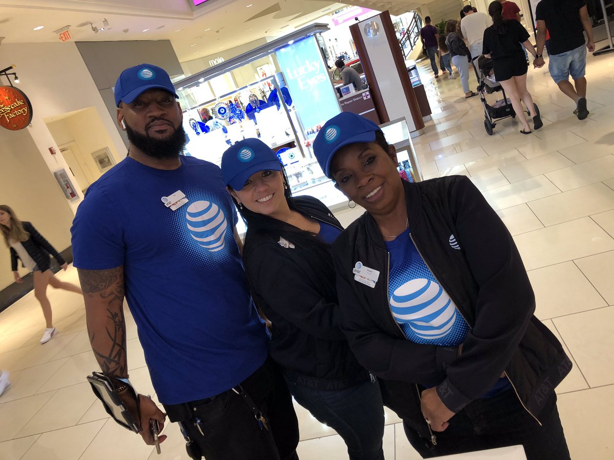 kiosk305's tweet photo. How You Like Us Now!
#Power Outfit   #kiosk305
#OneFlorida @jrluna11 @efrenfavela @Sumitra_Coote 
#MiamiSpice https://t.co/Wqsi37qSu5