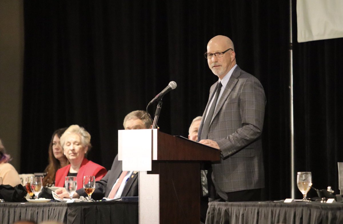 AgWriterArk's tweet photo. Mike Sullivan speaking on behalf of his late father, and #AAHOF2020 inductee, Gene Sullivan #conservation https://t.co/yvQVtovMXV