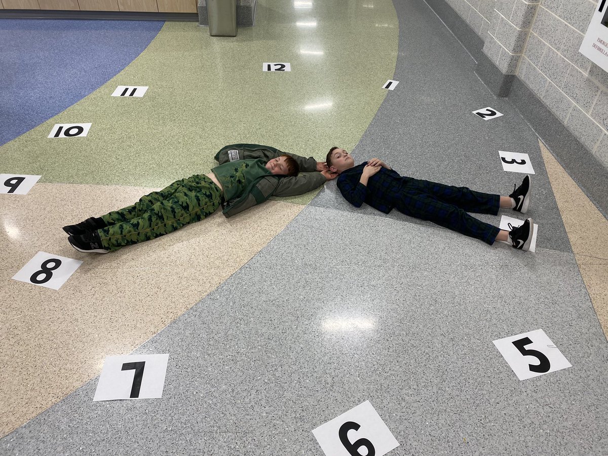 k2techieteacher's tweet image. Telling time in the breakout space. @EndeavourJBMDL @MissGatarz #mathchat #secondchat #firstchat