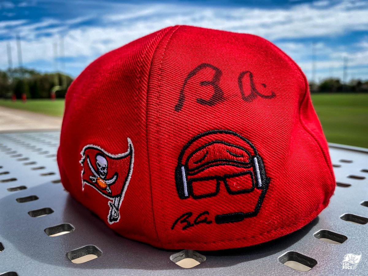 Buccaneers's tweet image. Who wants a signed 🅱️🅰️ hat?

🤔👀