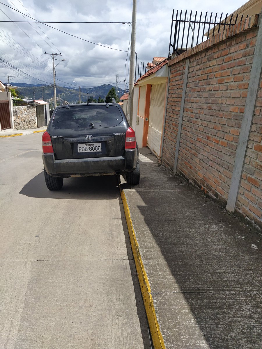 CuencaTransito's tweet photo. En la Calle del Cebollar vehículo parqueado en línea amarilla Sres del @emov_ep https://t.co/VqeA58phsK