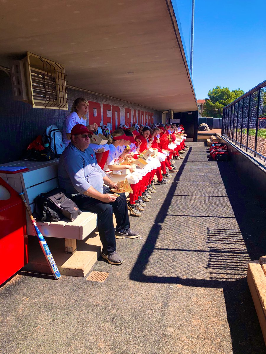 MaristSoftball's tweet photo. It’s feeding time 🥪 thanks to @jasonsdeli the Foxes are full and ready for game ✌🏼#NOThangry https://t.co/2Yqm7I3noN