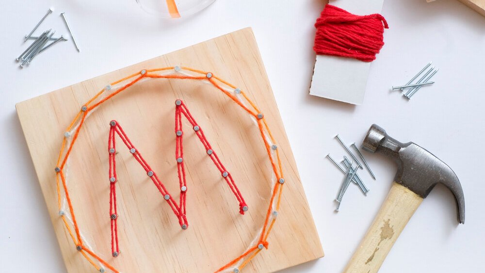Calling all little builders! 🔨Minni Woodshop - String Art is happening this Sunday from 10:00 -11:30 am. Use string and nails to create shapes and letters to take home. Perfect for ages 6-10. Sign up: bit.ly/2TJ1yQR