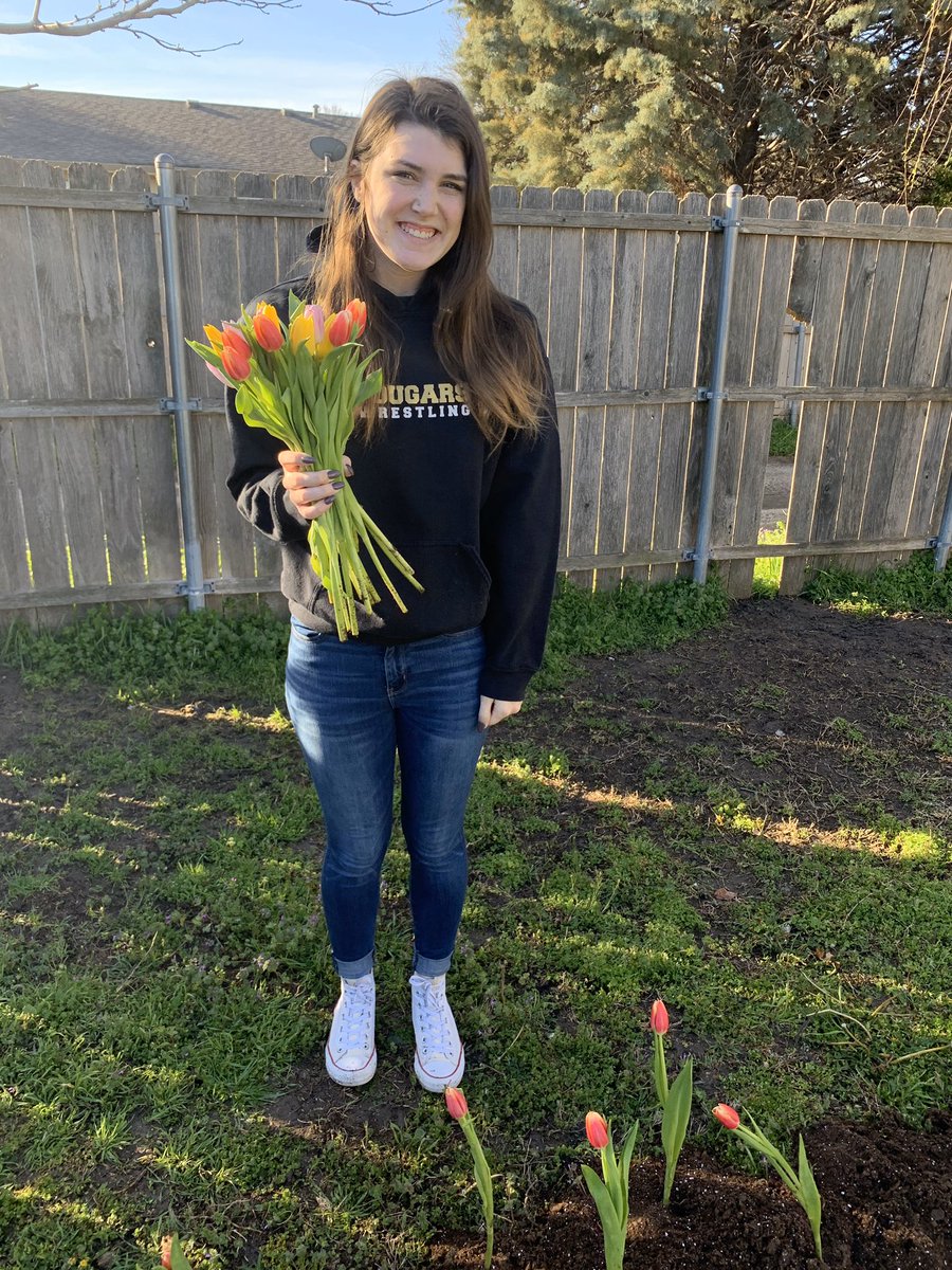 ashtonbaileyyy's tweet photo. He knew I was sad that Texas Tulips was picked over by the time I got home, so he planted 2 rows of tulips in his backyard so I could pick my favorite ones 🥺🥺 https://t.co/TwXNPpUAJn