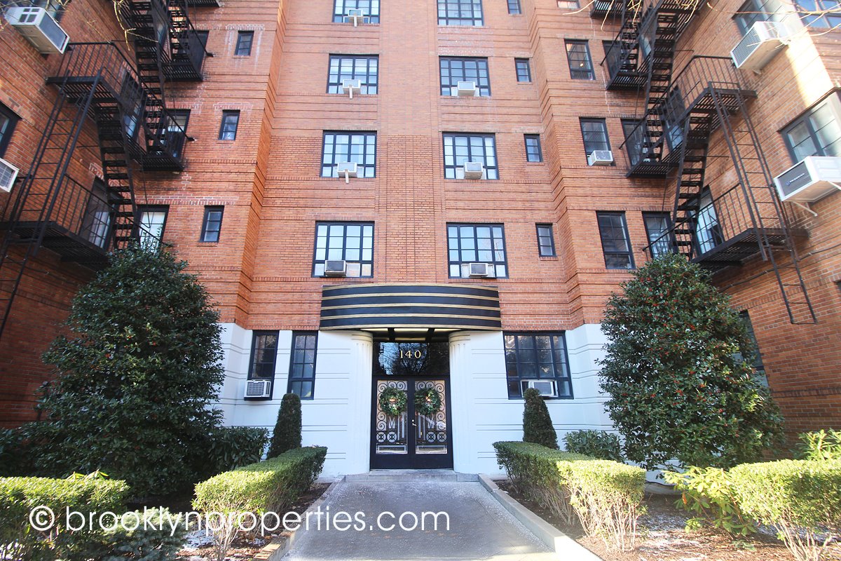 BkProperties's tweet photo. OPEN HOUSE : 140 8th Ave 5R on SUNDAY, March 8th 12-1:30pm. PARK SLOPE: Expansive one bedroom in a prime Park Slope, full service building. 725K Contact: Ilene@brooklynproperties.com #brooklyn #forsale #coop #OpenHouse https://t.co/ZFldem0lSs