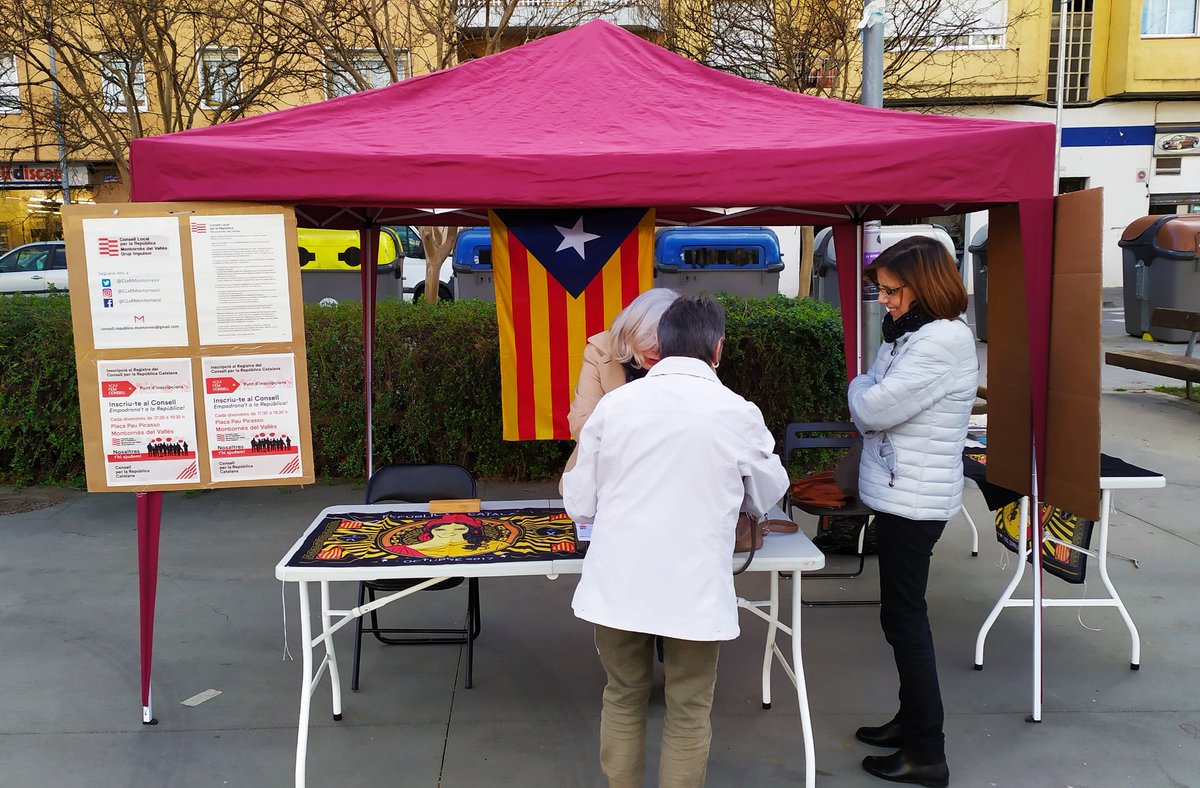 CLxRMontornesV's tweet photo. Avui hem començat a explicar a la gent de #Montornès com empadronar-se a la República Catalana inscrivint-se al registre ciutadà del @ConsellxRep
Hi serem CADA DIVENDRES @Fem_Consell @actesfemconsell 
@RadioMontornes @DiariSomMollet @ANC_Montornes @ANCVallesOrient 
@vallesvisio https://t.co/pp9HqboMSF