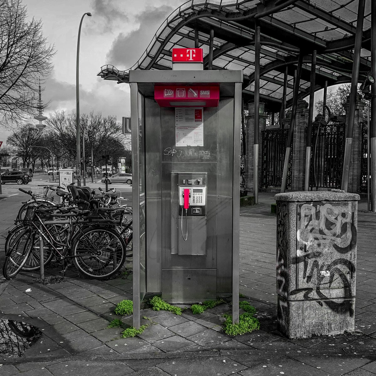 Continuing with #selectivecolor for @clr_collective
#colour_collective #RhodamineRed 
#hamburg #stpauli #reeperbahn #ilovehh #coloursplash #bnwsplash #bnwphotography #streetphotography #cityscape #architecture #streetphoto #urbanexplorers #shotoniphone @ProCamera 
Happy Weekend😎