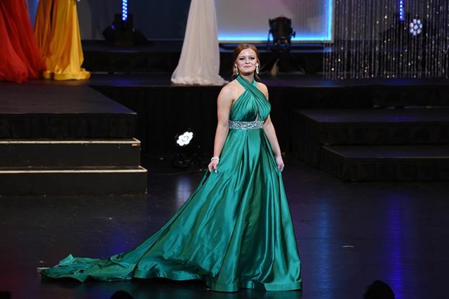 MissPinalAZ's tweet photo. Happy #nationaldressday from me and my favorite gown 💚 If you’re looking for a dress for prom or any occasion, I highly recommend stopping by @glamsquadaz ✨ They helped me find this perfect @macduggal gown and I can’t wait to find even more of my Mis… https://t.co/G7XNn5JEiq https://t.co/eXM7bwnIzF