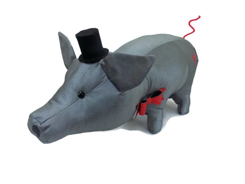 We've got two of these dapper Uptown Pig kits left over from our Hochanda show last week, and we've released them onto the website! buff.ly/3cA7jZC #craftfriday #friyay #eshopsUK #TheCraftersUK #craftbuzz #onlinecraft #piggy #sewingproject #giftidea #womeninbiz