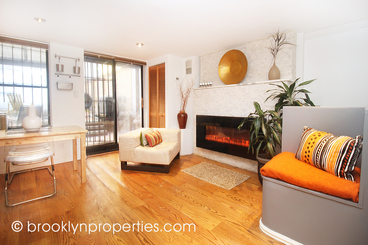 BkProperties's tweet photo. OPEN HOUSE: SUNDAY, March 8th 1-3pm at 279 Cumberland Street 1. PRIME FORT GREENE 1+ BR – DUPLEX – HUGE PRIVATE GARDEN! $839K. Contact: hal@brooklynproperties.com #Brooklyn #forsale #OpenHouse #fortgreene https://t.co/5td7cmj16j