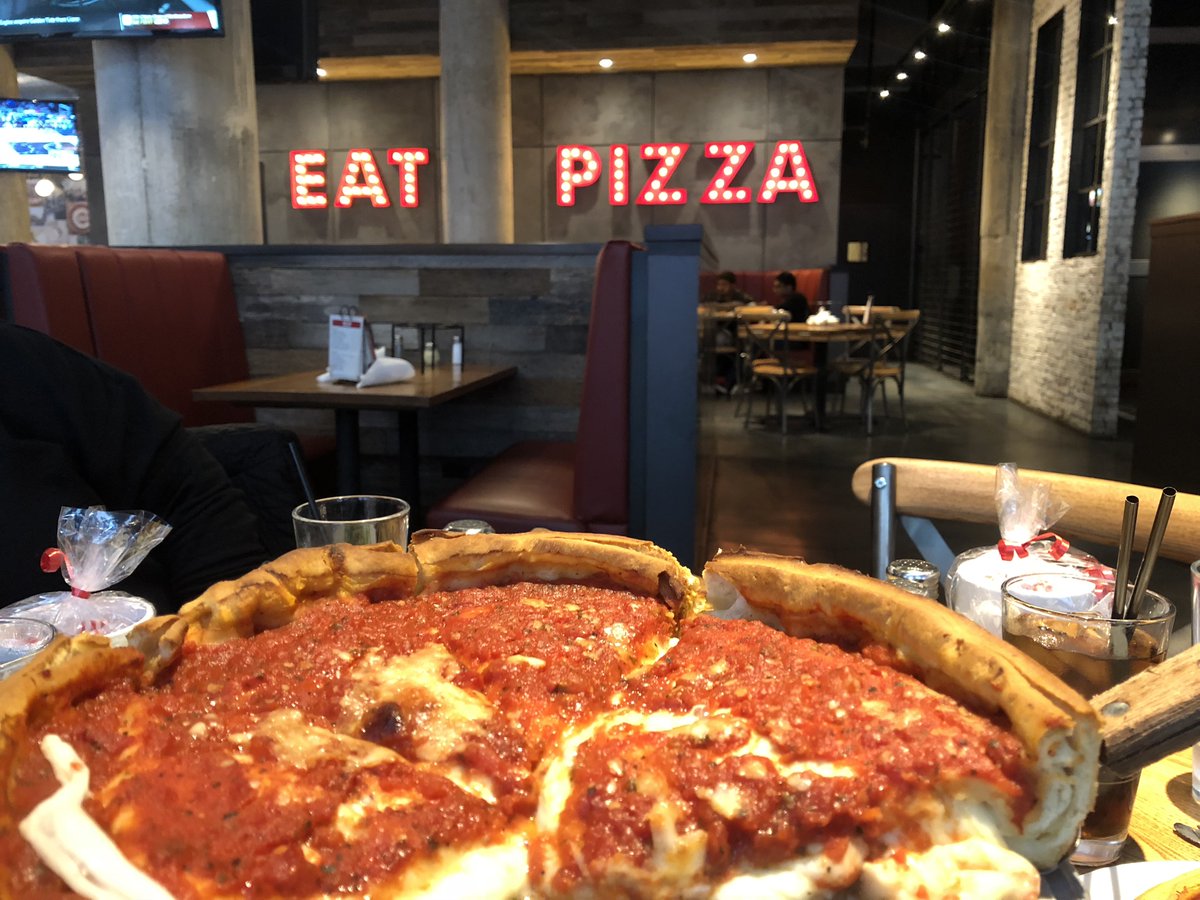 Let's celebrate #TGIF #FridayPieday with the Chicago Style Deep Dish of your dreams from <a href="/GiordanosPizza/">Giordano's Pizza</a>! 🍕🍕🍕
