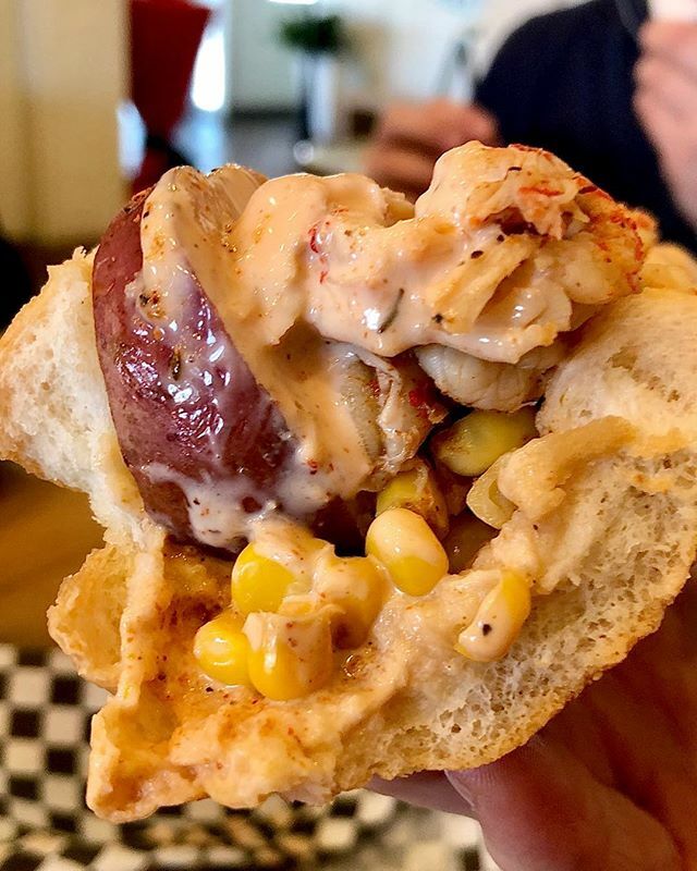 diningdiva's tweet image. Coming in for a bite of crawfish boil seafood peaux boy @Buffi”s Peaux Boys @Visitlakecharles #Feedyoursoul #Onlylouisiana ift.tt/2IqWr2y