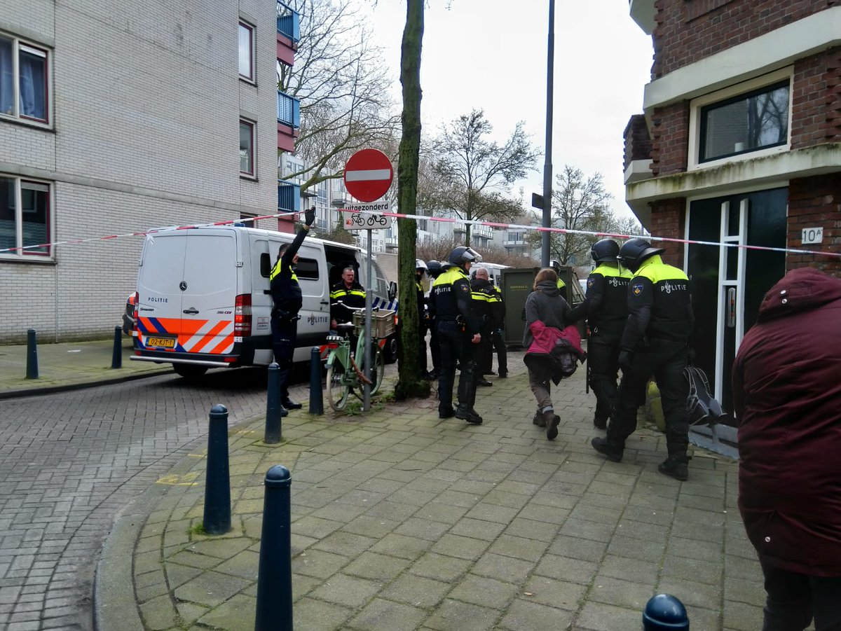 POL_Rotterdam's tweet photo. Alle aangehouden verdachten #Tweebosbuurt #Tweebosstraat #Riebeekstraat #Rotterdam zijn weer in vrijheid gesteld. Zij moeten zich op een later moment voor de rechter verantwoorden. Zij kregen een dagvaarding van het @OM_Rotterdam. https://t.co/xqdrS1G1Hy