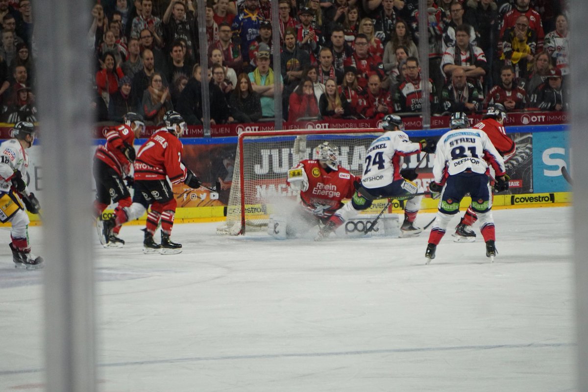 funsharks05's tweet photo. Kaum zu glauben, Haie sind 17 Spiele im Winterschlaf und spielen jetzt so gut. 2:0 führen die Haie gegen Berlin. Wie würden nur diese Haie gegen München und Mannheim spielen 🤔#koelner_haie_72 #eisbaeren_b #haielive https://t.co/itvrnDnuGd