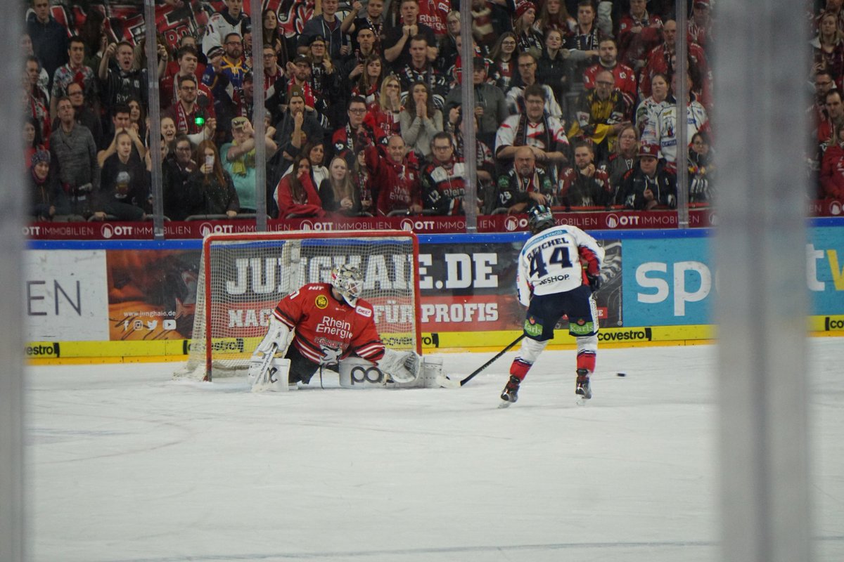 funsharks05's tweet photo. Kaum zu glauben, Haie sind 17 Spiele im Winterschlaf und spielen jetzt so gut. 2:0 führen die Haie gegen Berlin. Wie würden nur diese Haie gegen München und Mannheim spielen 🤔#koelner_haie_72 #eisbaeren_b #haielive https://t.co/itvrnDnuGd
