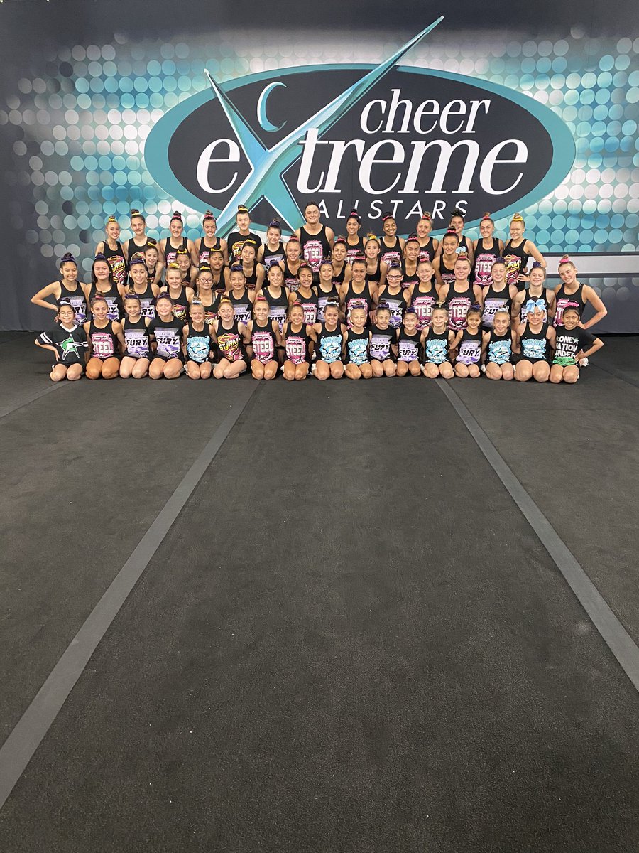 CheerForceOC's tweet image. Just finished practice in Chicago! Next up, PIZZA🍕 #onenationundergreen #greengang