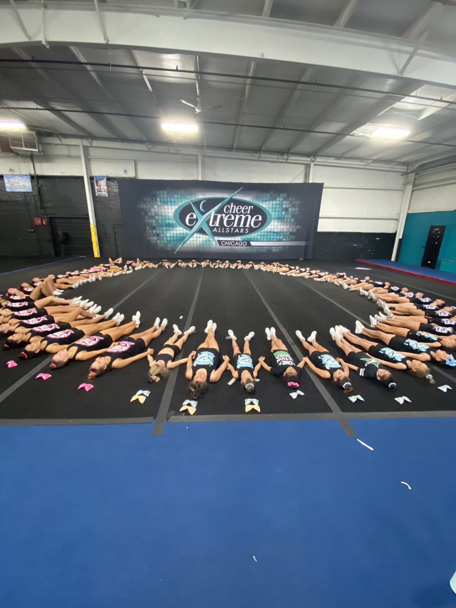 CheerForceOC's tweet image. Just finished practice in Chicago! Next up, PIZZA🍕 #onenationundergreen #greengang