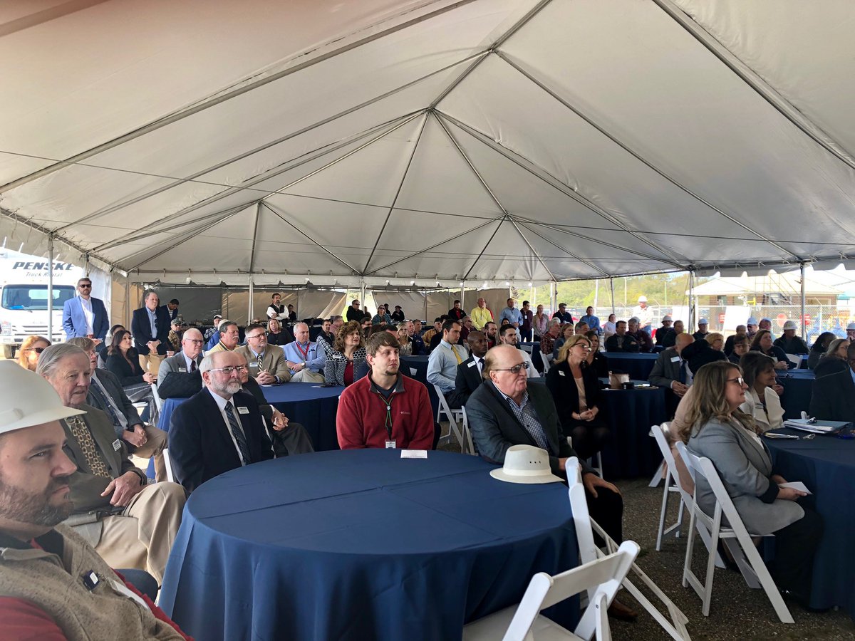 mgrahamMGCCC's tweet photo. Proud to partner with Halter Marine to offer an apprenticeship program to begin in August. Students will earn academic credit from MGCCC and have job opportunities from Halter Marine. #intheblue #mgccc #domore https://t.co/qK95ajKvsW