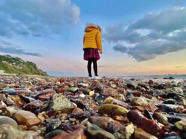 lifecookscabin's tweet photo. Finally a storm free Friday and a sunset throwing stones in the sea with my favourite girl 🌅 #outdoorsfamilylife https://t.co/OKS8NJDouZ https://t.co/8tW4F9K5Fo