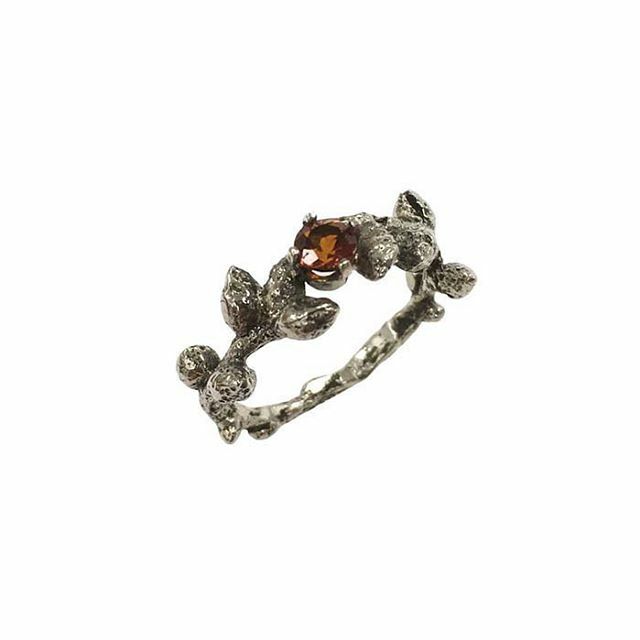 Takjes ring met vuurcitrien. Geïnspireerd op afgewaaide takken na een flinke storm. #corinarietveld #sieraadontwerper #edelsmid #handgemaaktesieraden #handgemaaktering #takjesring #geinspireerddoordenatuur #houtensieraden #citrine #handmadejewelry #handm… ift.tt/2TuYfOv