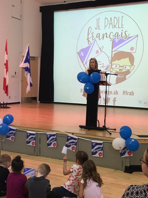 ELV_lethbridge's tweet photo. Célébrons notre beau drapeau!!! 
Lever du drapeau franco-albertain pour les élèves de ELV @CSFrancoSud .
Fiers d’être francophones! 
Merci à l'ACFA de Lethbridge, à Destiny pour les macarons et Lisa pour le magnifique gâteau. très apprécié!
#ACFAlethbridge #frab  #MoisFrAB https://t.co/SJl6xAInbP
