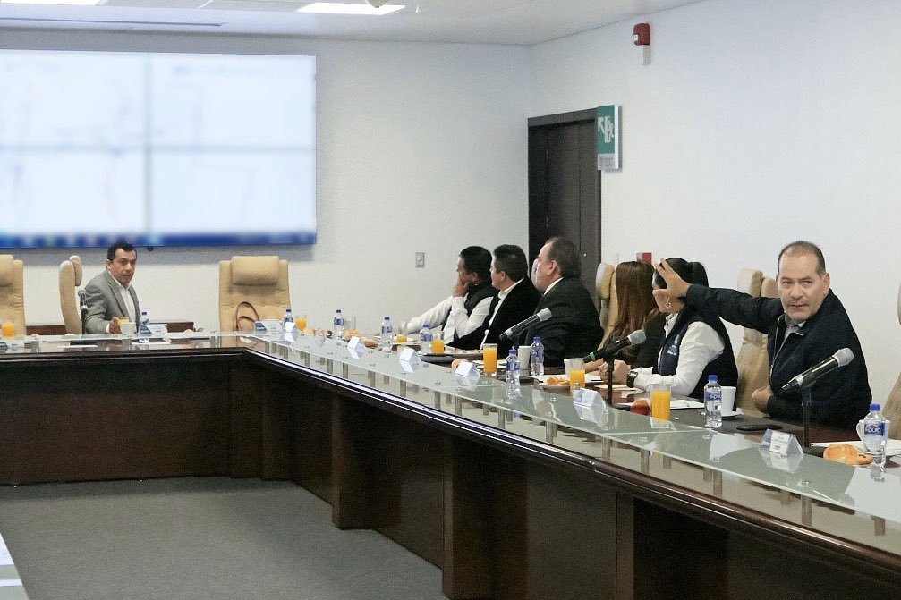 MartinOrozcoAgs's tweet photo. En reunión con presidentes municipales en las instalaciones del C5, presentamos la tecnología y el equipamiento con el que trabajará este Centro; además, analizamos las estrategias que llevaremos a cabo de forma coordinada con cada ayuntamiento para mantener un #Ags seguro. https://t.co/qeLTXaggxa