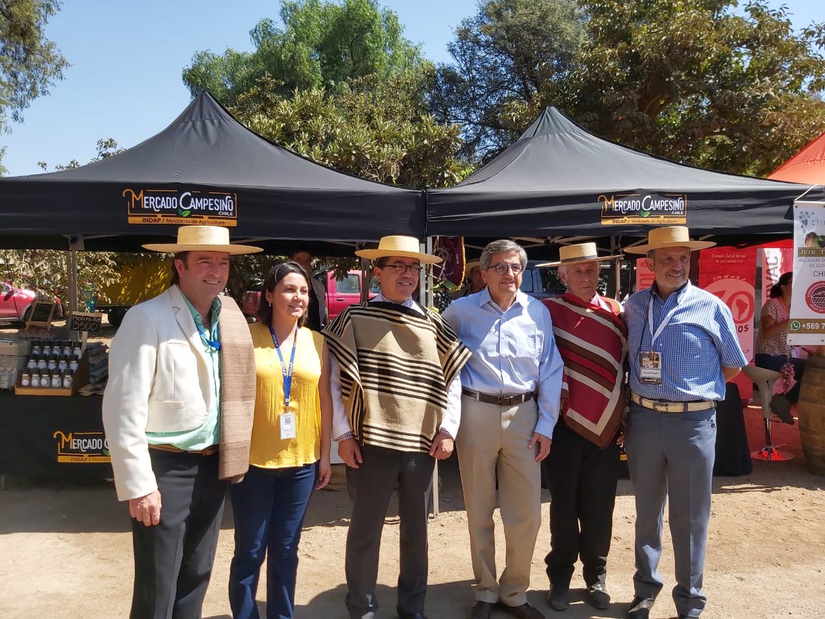 Directora (S) de INDAP Región Metropolitana, Paola Valdenegro, visita a usuarias/os de INDAP en Mercado Campesino ubicado en Rodeo clasificatorio de Batuco