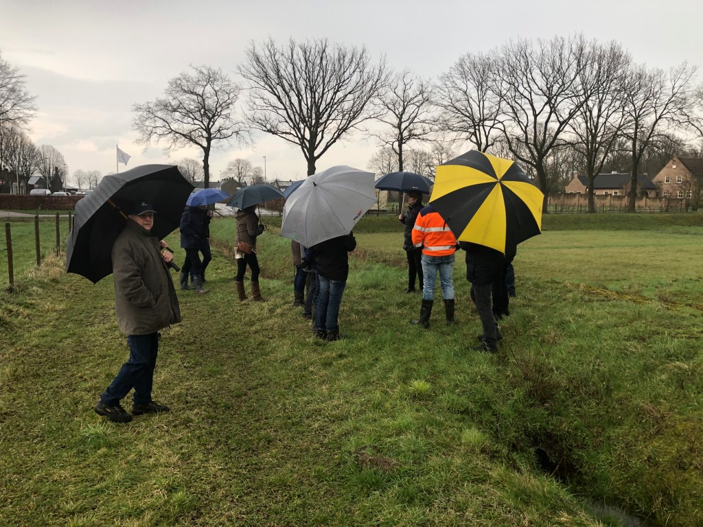 groot_ernest's tweet photo. Regio-Commissie Boven-Aa @aaenmaas bezoekt #OnweerstaanbaarSomeren @gemsomeren . Over @klimaatbeleid #klimaatadaptatie, #klimaatbuffs, #wateroverlast, #droogt en #hitte. @klimaatloket @KlimaatBrabant @Adaptatie @Klimaatverbond @KlimaatstroomZ @WNAaenMaas https://t.co/RaptsO2Aya