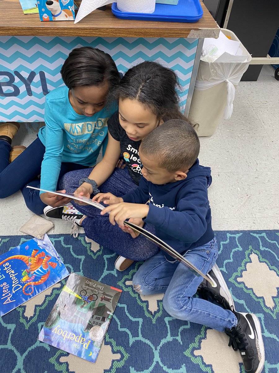 Ms_Gear_'s tweet photo. Reading buddies today! Working on sounding out words and blending them together! @western161 @gina_isabelli https://t.co/uIxoCidKgE
