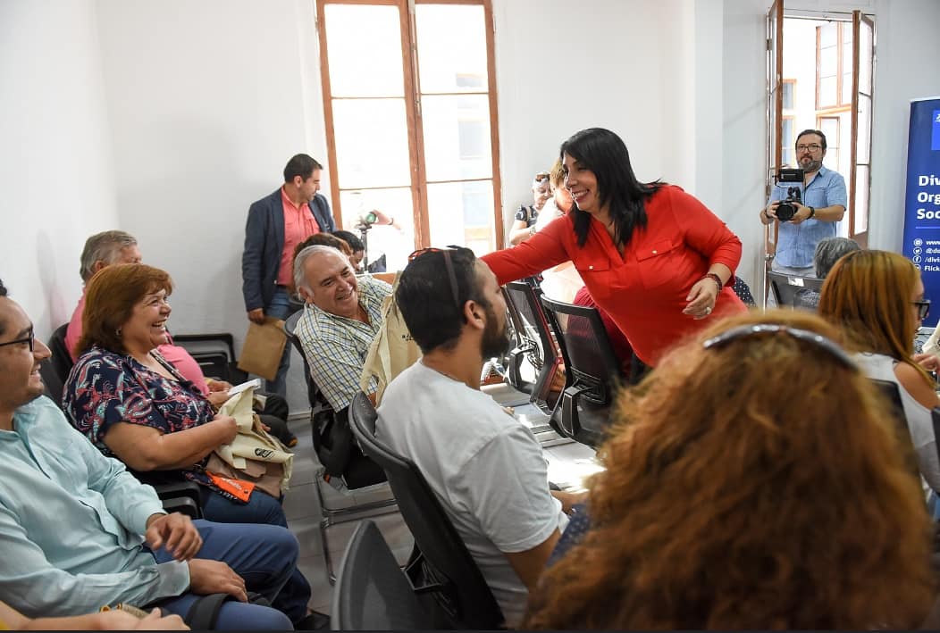 dos_segegob's tweet photo. La vocera del #ChileDeTodos, @KarlaEnAccion, visitó esta mañana a Dirigentes Sociales de #ElBosque, para compartir un grato momento juntos. El diálogo constante y sincero es fundamental para construir un mejor país. #ChileJuntos #ElChilequeQueremos #DOS ✌🇨🇱 https://t.co/lONTlY3tC9