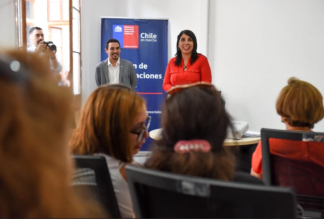 dos_segegob's tweet photo. La vocera del #ChileDeTodos, @KarlaEnAccion, visitó esta mañana a Dirigentes Sociales de #ElBosque, para compartir un grato momento juntos. El diálogo constante y sincero es fundamental para construir un mejor país. #ChileJuntos #ElChilequeQueremos #DOS ✌🇨🇱 https://t.co/lONTlY3tC9