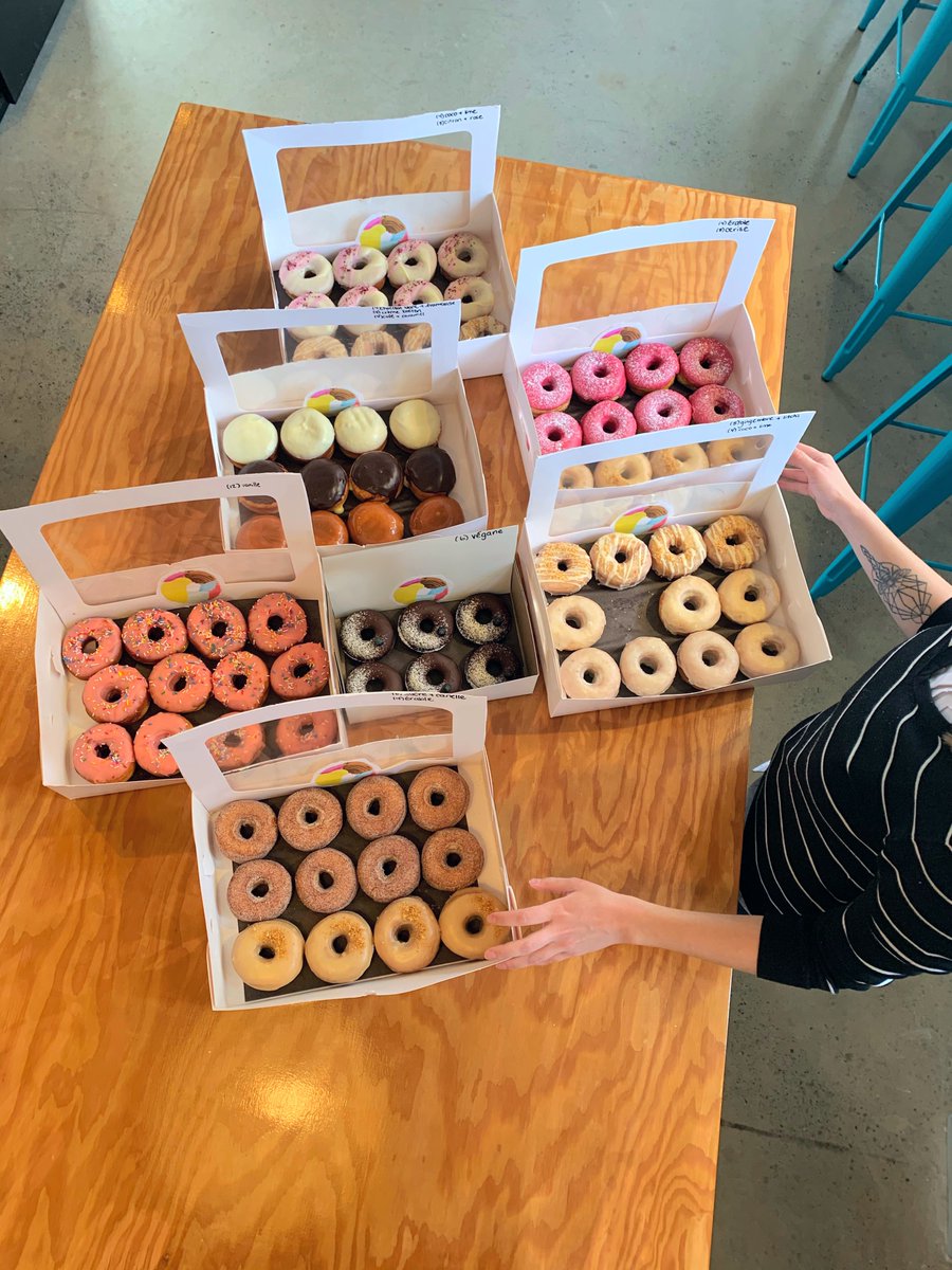 PetalHealth's tweet photo. En cette journée internationale de l'appréciation des employés, nos employés baignent dans le bonheur! 😉🍩  #Donuts #Beignes #cafesainthenri #EmployeeAppreciationDay #PetalMD https://t.co/qb5FUXDkG7