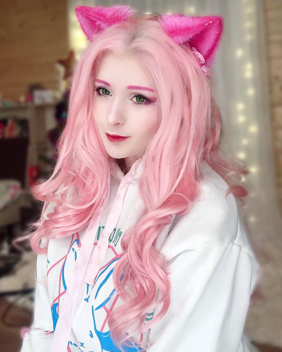 Meooww~ Which pic is better? 💗💗 https://t.co/I299pqj8bH