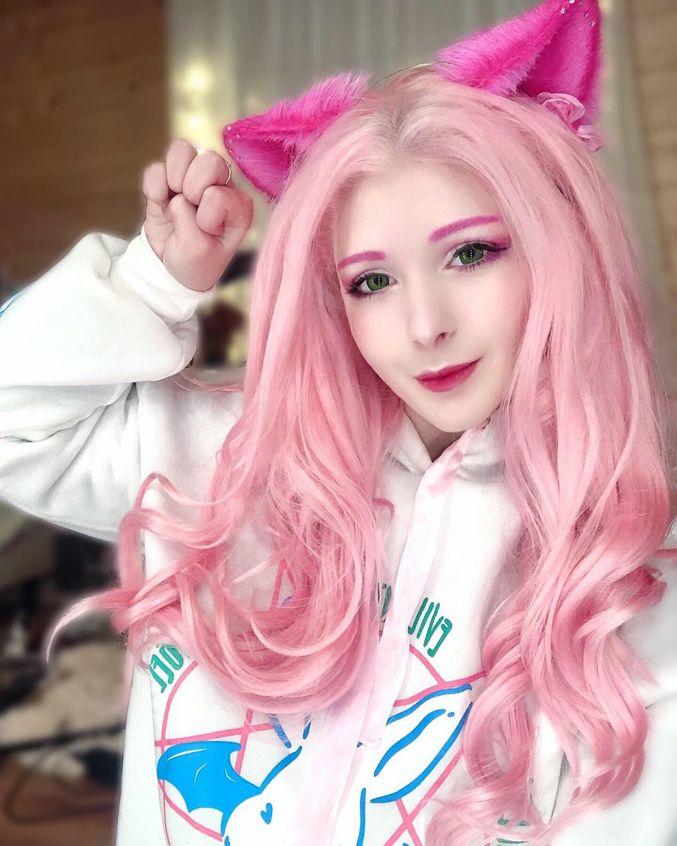 Meooww~ Which pic is better? 💗💗 https://t.co/I299pqj8bH
