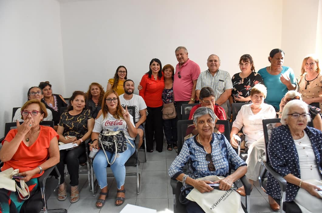 La vocera del #ChileDeTodos, <a href="/KarlaEnAccion/">Karla Rubilar Barahona</a>, visitó esta mañana a Dirigentes Sociales de #ElBosque, para compartir un grato momento juntos. El diálogo constante y sincero es fundamental para construir un mejor país. #ChileJuntos #ElChilequeQueremos #DOS ✌🇨🇱