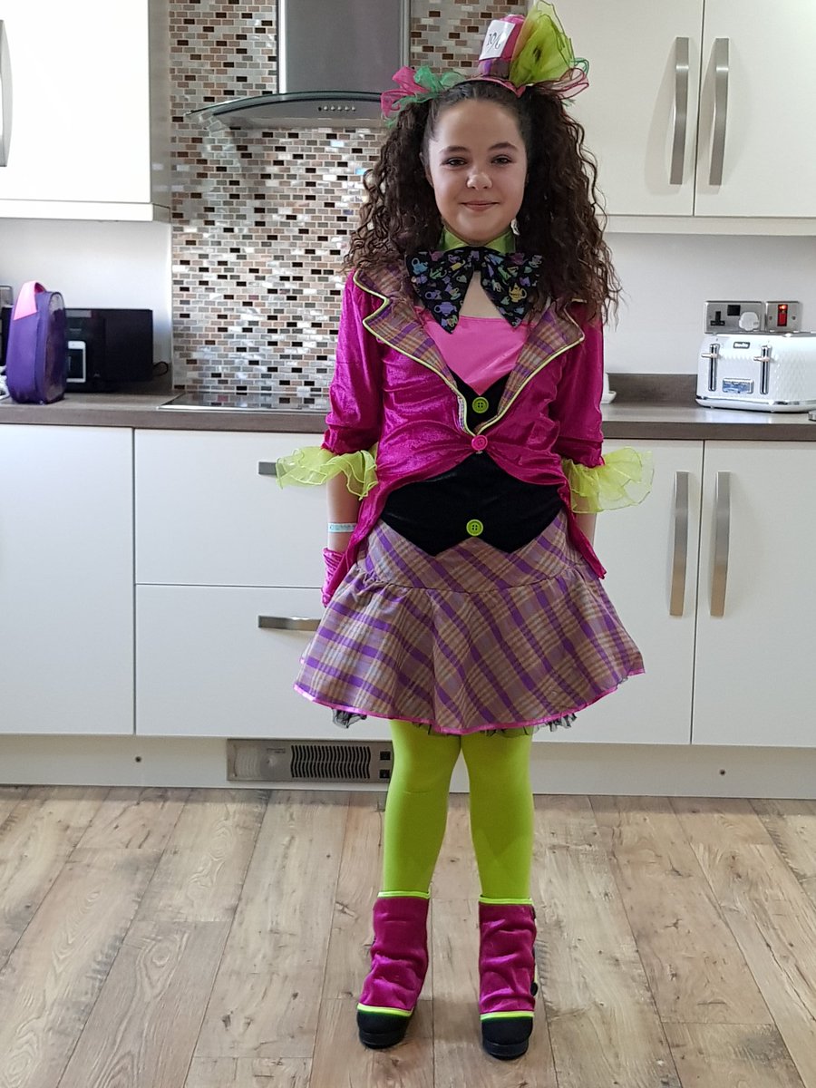 DebraHowarth4's tweet photo. @MapplewellSch Last world book day at mapplewell primary before their new venture into high school where has time gone x https://t.co/ZQbq4eaLMv