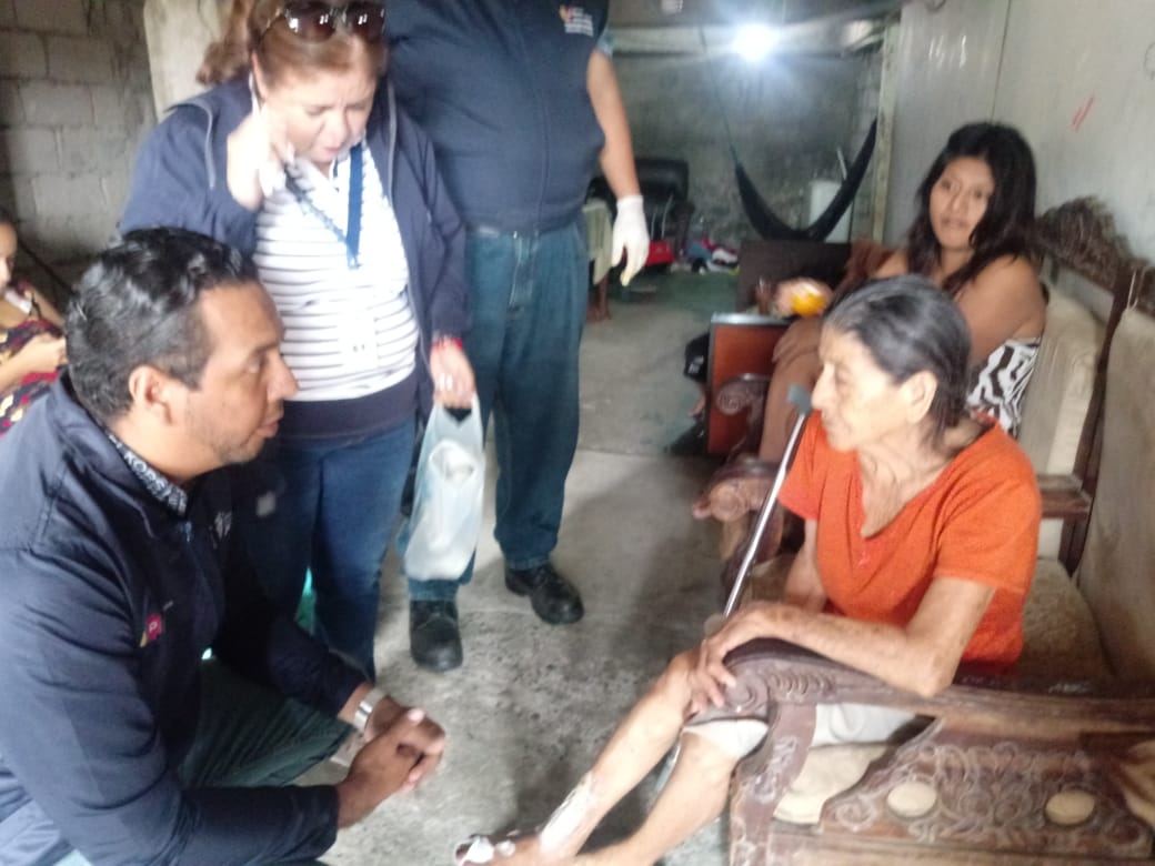 Salud_Guayas's tweet photo. @DrGuzmanFer, Director Distrital, realiza seguimiento de control médico que reciben pacientes vulnerables del #CristoDelConsuelo #SaludInclusiva #MSPdeTodosyParaTodos https://t.co/gm9FFUuZeI