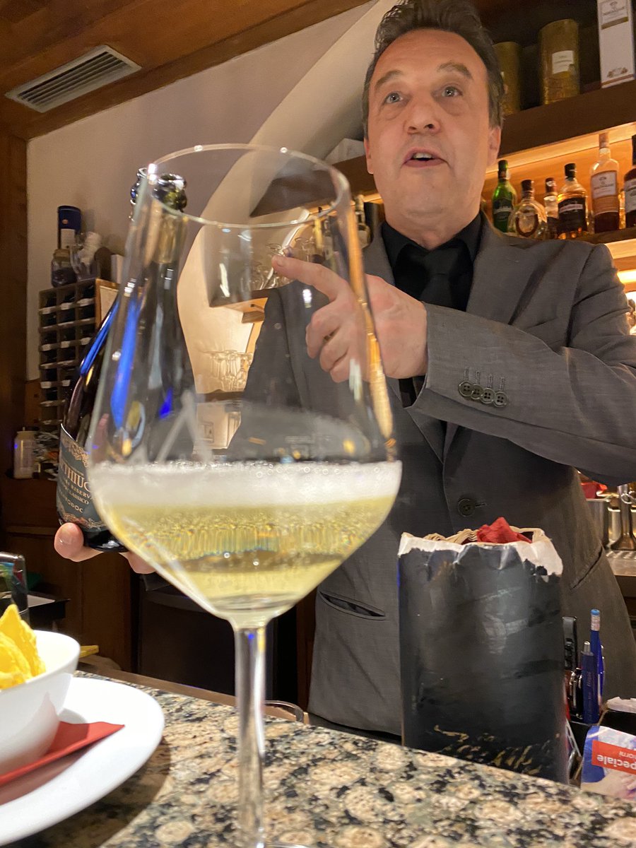 GustoDolomiti's tweet photo. Bolle e formaggi d’autore in @visitfiemme per questo aperitivo pre dinner targato #Happychese con #PuzzonedimoenaDOP e #Methius @CantinaDorigati by @FiemmeHolidays https://t.co/TFth2Ogv0q