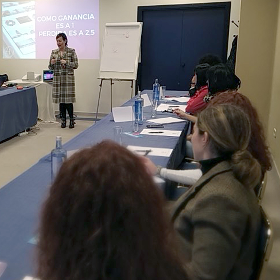 Una #mujer👩‍💼 empresaria rodeada de #mujeres #emprendedoras 😍... 
Algo está cambiando, sigamos así 💪‼️
.
#díainternacionaldelamujer #8Marzo #8M2020
#followme #emprendedores #negocio #trucos #exito #objetivos #marketingagency #socialmedia #sucess #marketing #marketingdigital