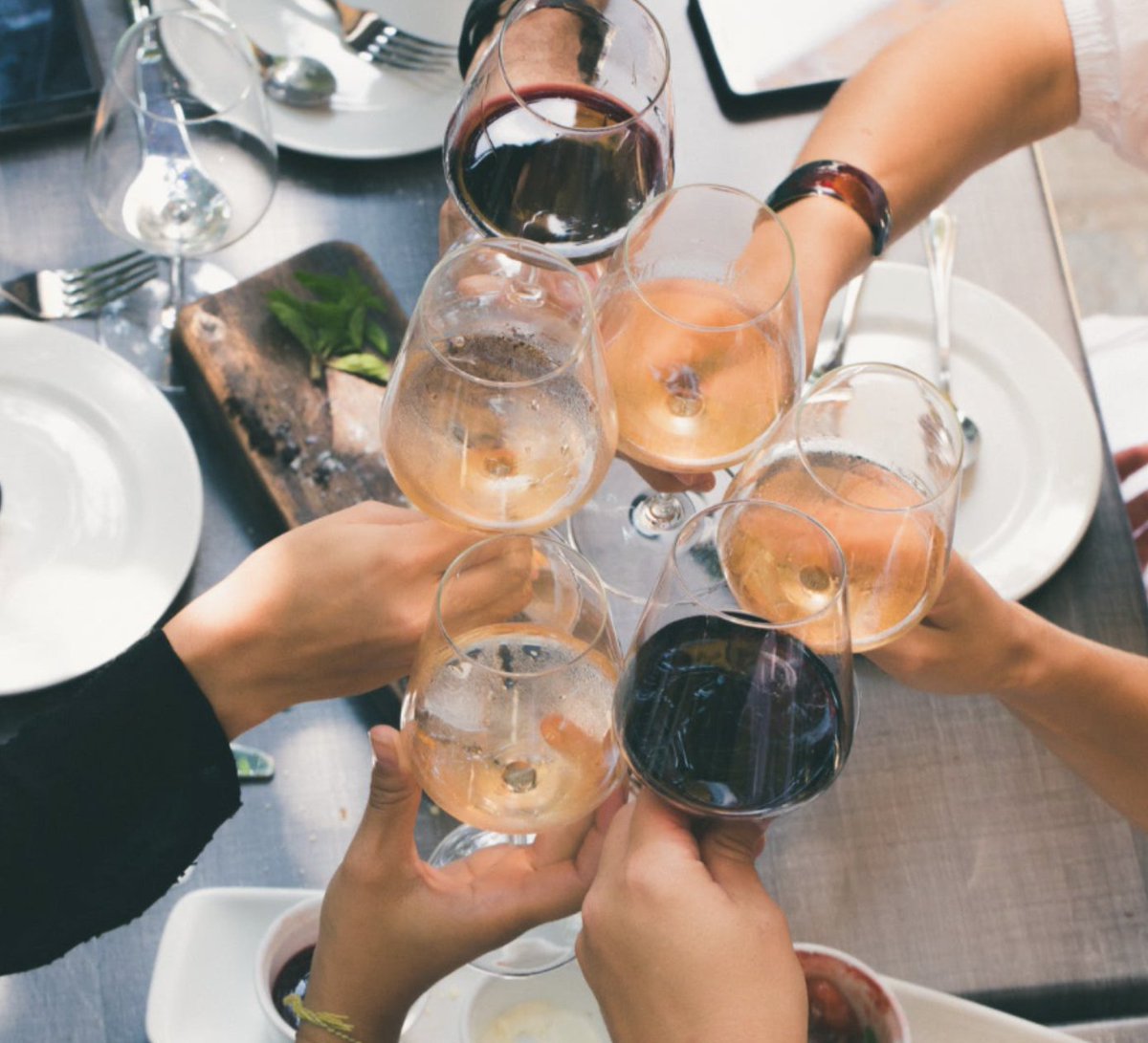 Happy Friday! Wine flies when you’re having fun!😉🥂