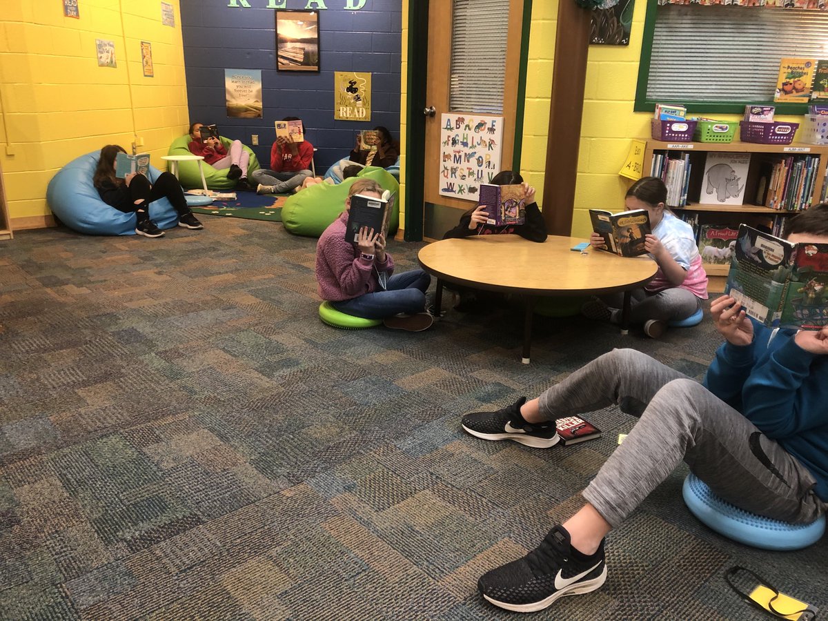 LMS4bears's tweet photo. 4th and 4th graders enjoying the reading nook! Happy Friday! ⁦@RosemontForest⁩ #Rofobearsread https://t.co/JNaC4ORQTX