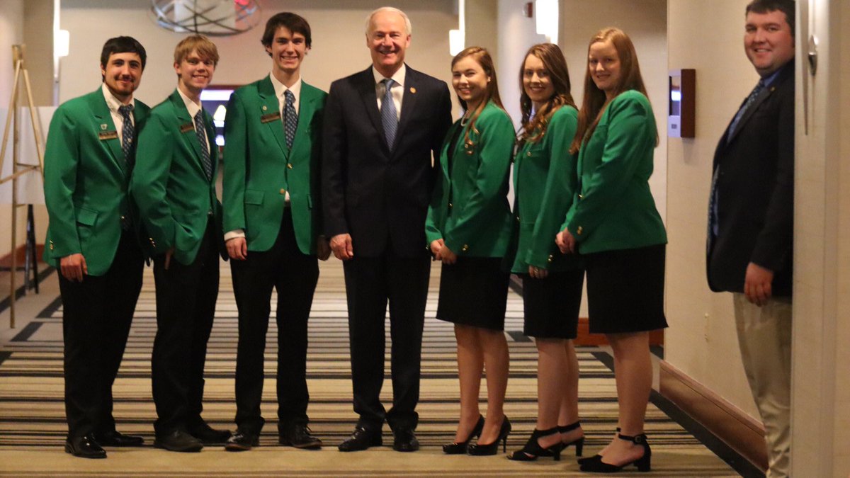 AgWriterArk's tweet photo. .@AsaHutchinson taking time for a group shot with our @Arkansas4h State Officers! (and @thecountyagent) at #AAHOF2020 https://t.co/L05p8oUaKK