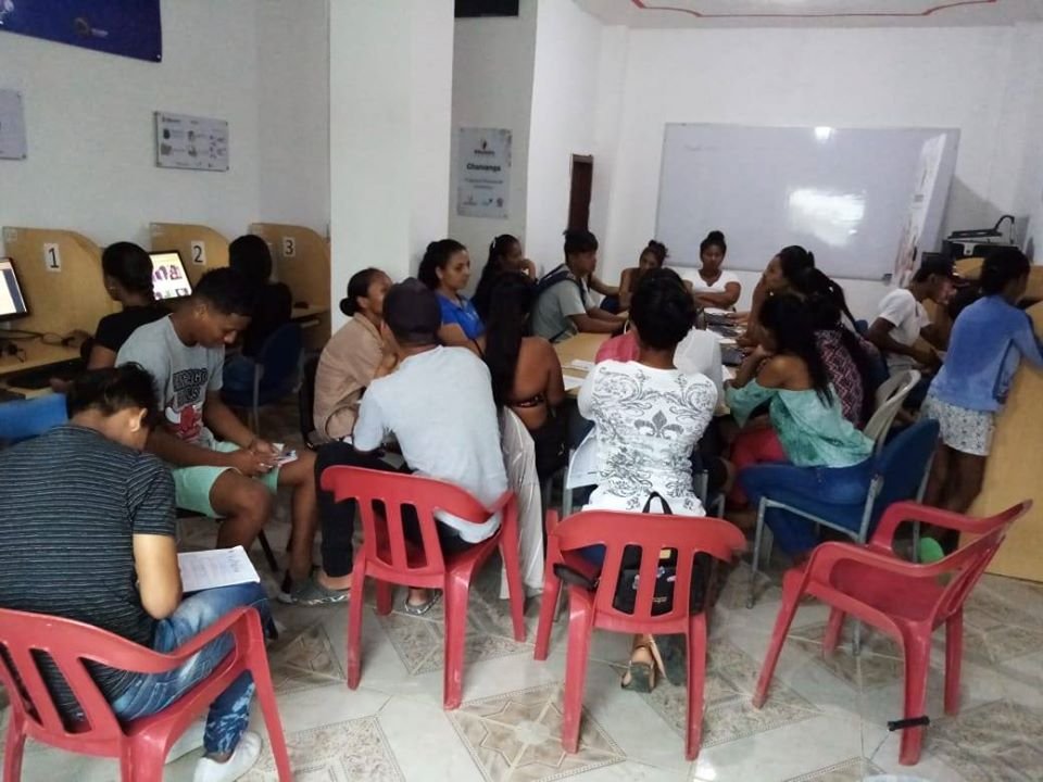 InfocentroCham1's tweet photo. Infocentro Chamanga prestando servicio a la comunidad, Coordinadora Johana Herrera del Proyecto Fúnder Jóvenes constructores. El día de hoy se mantuvo diálogo con los jóvenes para definir la fecha de graduación y realización de diferentes actividades. 
@edfer777 
@Telecom_Ec https://t.co/LgVLXE6Cum