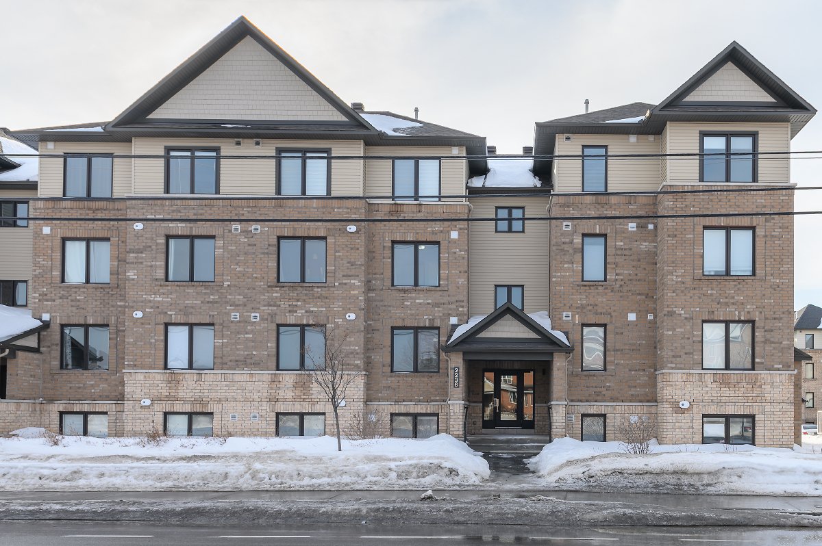 Check out this home! Rarely found one level condo in heart of Avalon. A well maintained bright and spacious unit with 2 bedrooms, 1.5 bathrooms. Open concept living and dining room with gleaming engineered hardwood is filled with .. carolyn-bradley.cb1.so/c8nxki