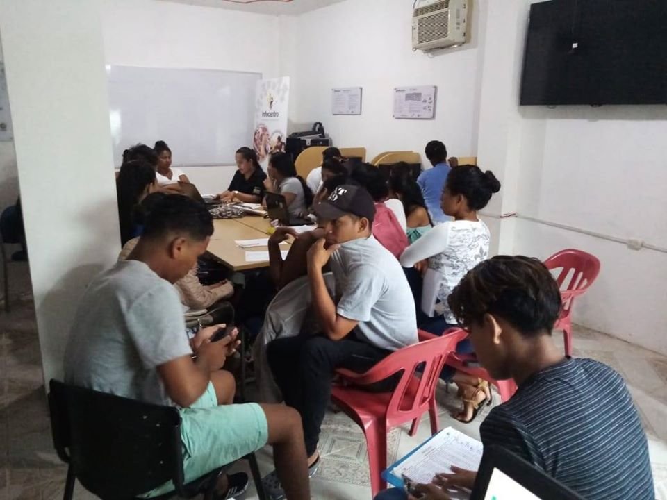 InfocentroCham1's tweet photo. Infocentro Chamanga prestando servicio a la comunidad, Coordinadora Johana Herrera del Proyecto Fúnder Jóvenes constructores. El día de hoy se mantuvo diálogo con los jóvenes para definir la fecha de graduación y realización de diferentes actividades. 
@edfer777 
@Telecom_Ec https://t.co/LgVLXE6Cum