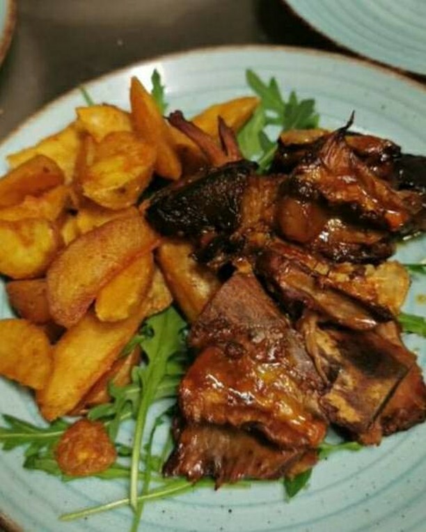 Short ribs (goveja rebra) so na našem meniju že od samega začetka. V čarobni marinadi, počasi pečena, da se meso kar stopi v ustih. Mmmm... 😍🔥👌
#meating #meatingmaribor #maribor #visitmaribor #shortribs #govejarebra #bozansko #dinner #foodie #foodporn ift.tt/330YTX8